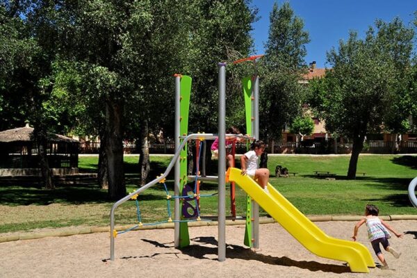 estructura-infantil-torre-red-de-trepa-tobogan-suelo-tierra-3