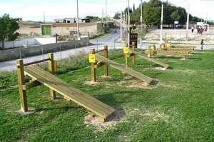 banco-abdominales-gimnasio-al-aire-libre-en-madera-de-pino-09
